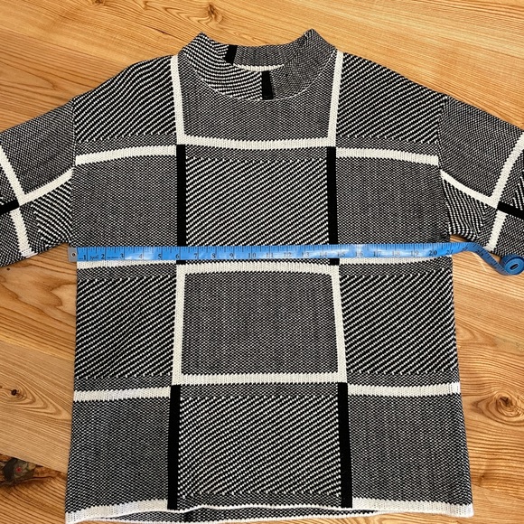 Like new ladies sweater - Picture 2 of 4